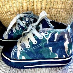 Boys Airwalk Camo High Top Zip Up Sneakers Size 7